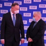 El presidente polaco, President Andrzej (izda.), antes de participar en un debate electoral con el resto de candidatos a las presidenciales del domingo