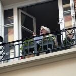 La cantante francesa Veronica Antonelli canta desde la ventana de su apartamento en París