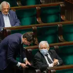 Jaroslaw Kaczynski, sentado, líder del partido gobernante conservador PiS