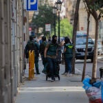 Agentes de la Guardia Civil totalmente protegidos salen de un domicilio de la calle de Josep Anselm Clavé en el distrito de Ciutat Vella de Barcelona donde han detenido a un presunto yihadista que buscaba objetivos bajo el estado de alarma por la crisis del Covid-19. En Barcelona, Cataluña, (España), a 8 de mayo de 2020.08 MAYO 2020;YIHADISTA;LOBO SOLITARIO;BARCELONA;ATENTADO;COVIDDavid Zorrakino / Europa Press08/05/2020