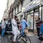 Ciudadanos del popular distrito de Goutte d'Or de París hacen cola para recibir mascarillas