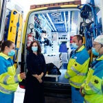La presidenta de la Comunidad de Madrid, Isabel Díaz Ayuso, junto a un vehículo medicalizado durante su visita este viernes al Parque de Bomberos de la Comunidad en Las Rozas, donde ha agradecido la labor desempeñada por estos 1.300 profesionales regionales durante la pandemia del Covid-19, en Madrid (España), a 8 de mayo de 2020.08 MAYO 2020 CORONAVIRUS;COVID-19;PANDEMIA;BOMBEROS;Comunidad de Madrid08/05/2020