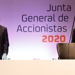 El presidente de Repsol, Antonio Brufau, y el consejero delegado, Josu Jon Imaz, momentos antes del inicio de la junta