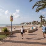 Varias personas en el paseo marítimo