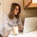 Pros del teletrabajo: evitar desplazamientos (86%), aprovechar más el tiempo (63%) y madrugar menos (51%). Contras: falta de desconexión mental (61%) y la dificultad para finalizar la jornada laboral (57%).