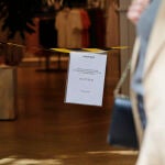 Cartel en la tienda de Mango en el que se indica que atienden solo con cita previa, en la 'milla de oro' de Madrid en el barrio de Salamanca el día en el que muchas firmas de la zona reabren sus locales. Las firmas recibirán a sus clientes con cita previa, continuando con los protocolos de la fase 0, en Madrid (España) a 11 de mayo de 2020.11 MAYO 2020 COVID-19;CORONAVIRUS;LUJO;DINERO;RIQUEZA;CONFINAMIENTO;DESESCALADA;PANDEMIA;ENFERMEDAD;Jesús Hellín / Europa Press11/05/2020