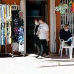 Una tienda de artículos de playa, abierta en Denia (Alicante) una de la numerosas poblaciones de España que entró en la Fase 1