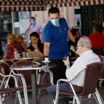 Clientes en las terrazas de los bares de la Plaza de las Flores en la capital de Murcia