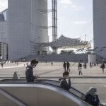 Parisinos con mascarilla acceden al metro en el barrio financiero de La Defense