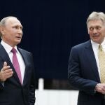 Vladimir Putin en una rueda de prensa junto a su portavoz Dmitry Peskov, en Moscú