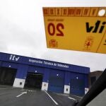 Llevar más pegatinas de las necesarias no es necesariamente una infracción | Fuente: EFE/Cabalar