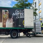 Reparto de desayunos que llevan a cabo Calidad Pascual y Cáritas