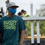 AME9199. MANAGUA (NICARAGUA), 11/05/2020.- Un hombre con tapaboca asiste a un funeral este lunes en Managua (Nicaragua). El Gobierno de Nicaragua que preside el sandinista Daniel Ortega cumplió este lunes seis días sin ofrecer el informe sobre los casos confirmados del COVID-19, mientras los hospitales acogían a cientos de pacientes con problemas respiratorios. EFE/Jorge Torres