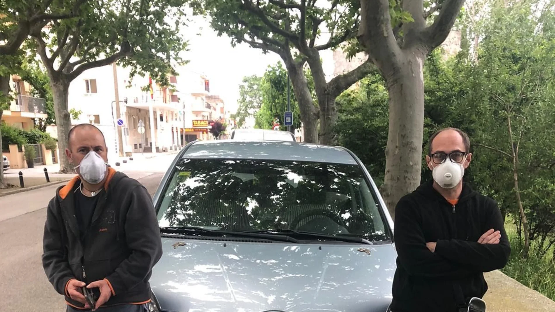 Los jornaleros Francisco y Óscar han viajado desde Alcalá del Valle, en Cádiz, pero aún no han podido cruzar la frontera de La Junquera