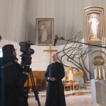 El rector del Santuario de la Divina Misericordia de Cracovia, durante el rodaje de "Wojtyla. La investigación"