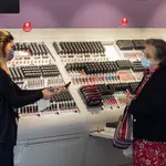 Una empleada de una tienda de cosmética atiende a una clienta durante el segundo día de la fase 1 del plan de desescalada que ha elaborado el Gobierno de España. En Sevilla, (Andalucía, España), a 12 de mayo de 2020.12 MAYO 2020María José López / Europa Press12/05/2020