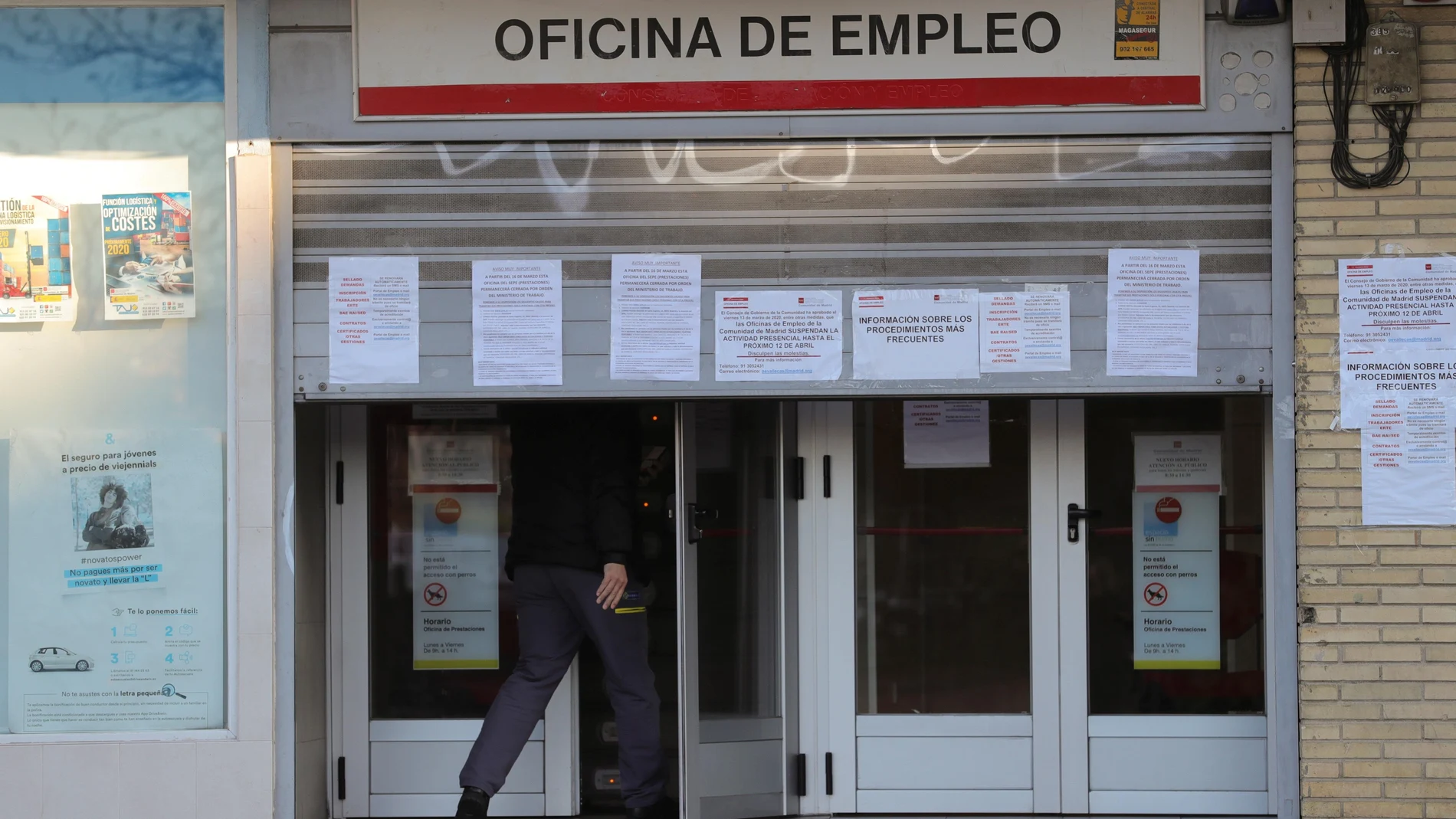 Un hombre entra en una oficina de empleo en Madrid.