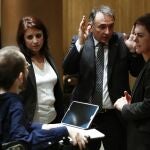 La portavoz del PSOE, Adriana Lastra, junto al de Podemos, Pablo Echenique, y la de Bildu, Mertxe Aizpurua, quienes firmaron el acuerdo