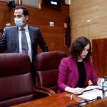 Ayuso (d) y Aguado (i) antes del comienzo de una sesión de control al ejecutivo regional en la Asamblea de Madrid