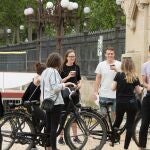 Un grupo de ciudadanos charlan animadamente en el parque de la Ciutadella de Barcelona esta mañana durante el sexagesimoprimer día del estado de alarma decretado por el gobierno