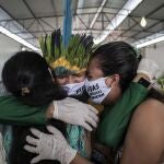 Varios indígenas lloran en el funeral del cacique Messías Kokama en el Parque de las Tribos de Manaos, Messías Kokama, considerado como el principal líder indígena de la ciudad de Manaos, capital del estado brasileño de Amazonas, murió víctima del coronavirus y su comunidad lo despedía este jueves sin poder rendirle todos los homenajes con sus tradicionales rituales.