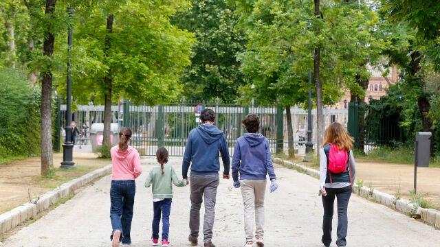 Padres paseando con sus hijos por el Parque de María Luisa de Sevilla