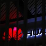 Logo de Huawei en un edificio comercial de Pekín