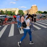 Gente caminando por la ciudad de Bucarest en la fase dos de la desescalada