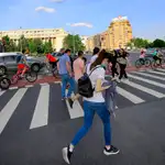 Gente caminando por la ciudad de Bucarest en la fase dos de la desescalada