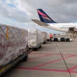 Un avión cargado con material sanitario
