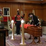 Ana Anguita Parrado, hija de Julio Anguita, junto al féretro de su padre en la capilla ardiente, instalada en el Ayuntamiento de Córdoba, este sábado