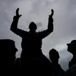 Silueta de la escultura de Antonio Bienvenida que se levanta frente a la Monumental de Las Ventas en Madrid, que este año no ha podido celebrar su Feria de San Isidro