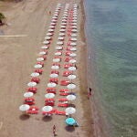 Una imagen tomada por un dron de la playa de Karathona, en el Peloponeso, organizada según las nuevas normas