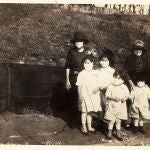 Una familia con mascarilla en la población universitaria de Berkeley