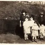 Una familia con mascarilla en la población universitaria de Berkeley