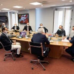 El vicepresidente de la Comunidad de Madrid, Ignacio Aguado, y el consejero de Economía, Manuel Giménez, durante su reunión con comerciantes de la Comunidad de Madrid