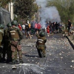 18 May 2020, Chile, Santiago: Chilean Protesters clash with Security forces in the 'El Bosque' district. Demonstrators called for assistance during the government's curfew against the spread of the coronavirus. The security forces used water cannons to attack the demonstrators. The curfew has been in effect in the district for three weeks. As a result, many people have no income and therefore have little access to food. Photo: Francisco Castillo/Agencia Uno/dpa18/05/2020 ONLY FOR USE IN SPAIN