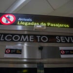 Panel infomartivo en el aeropuerto de Sevilla-San Pablo. María José López / Europa Press