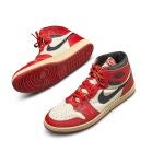 USA1680. NUEVA YORK (NY, EEUU), 18/05/2020.- Fotografía cedida por la casa de subastas Sotheby's donde se muestra las Nike Air Jordan 1S, utilizadas en partidos de baloncesto por Michael Jordan y firmadas por él, que se han vendido por más de 3,5 veces el máximo valor estimado, que los expertos de la casa de subastas situaron en 150.000 dólares. Unas Nike Air Jordan 1S que el legendario jugador de baloncesto Michael Jordan llevó en 1985 han marcado un récord al ser vendidas en una subasta online de Sotheby's por 560.000 dólares, el precio más alto jamás pagado por unas zapatillas de deporte. EFE/Sotheby's /SOLO USO EDITORIAL /NO VENTAS