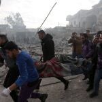 Vecinos de la ciudad siria de Idlib rescatan a heridos en un bombardeo el año pasado