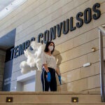 Una mujer protegida con guantes y mascarilla a la entrada de una exposición en el Museo Institut Valencià d'Art Modern (IVAM)