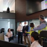 El consejero de Presidencia y portavoz de la Junta, Elías Bendodo, ha visitado hoy la sede regional de Emergencias 112 Andalucía en Sevilla