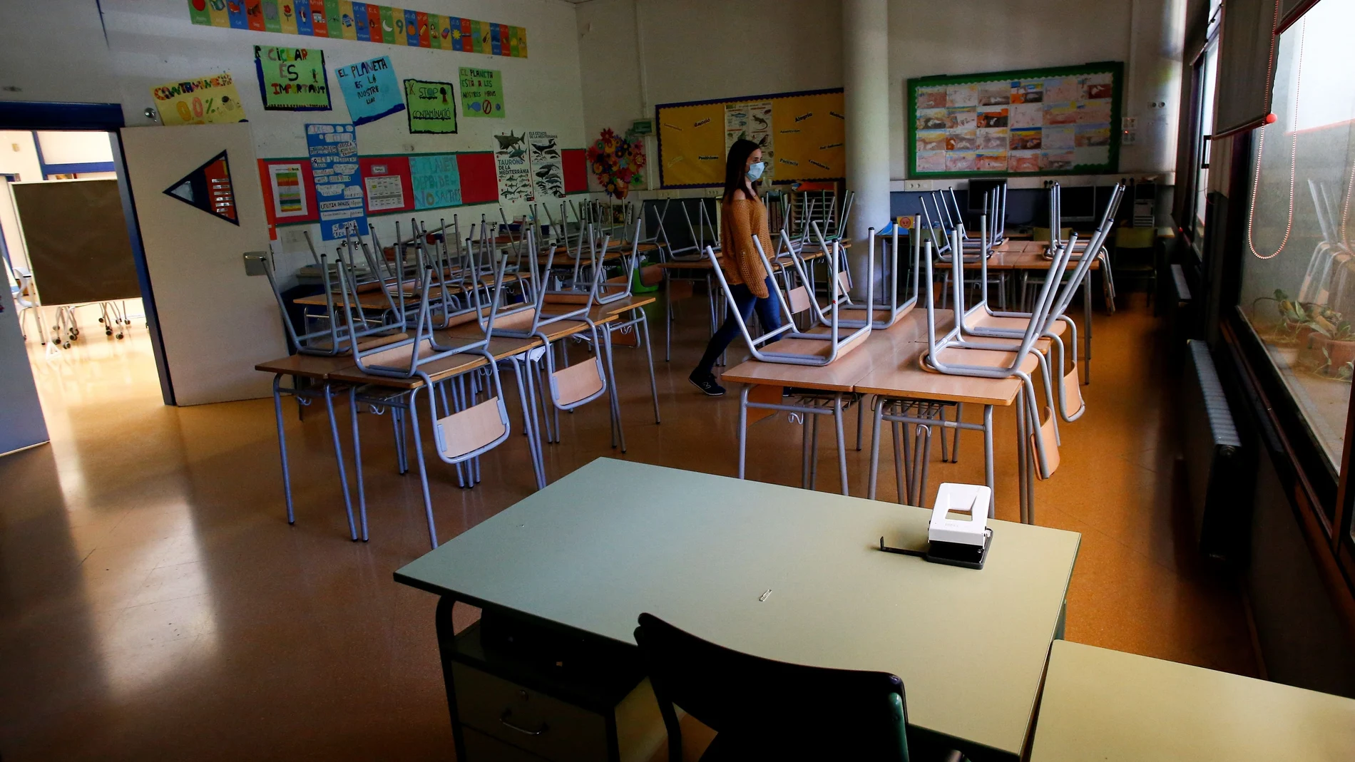 GRAFCAT6812. BARCELONA, 19/05/2020.- Vista de un aula vacía de la Escola l'Estel de Barcelona este martes cuando ha comenzado la preinscripción en los colegios e institutos de Cataluña para el próximo curso, a la espera de que se definan las condiciones para la reapertura de las escuelas. EFE/Quique García