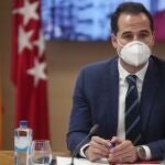Ignacio Aguado en su reunión con el sector de los gimnasios