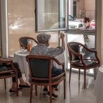 Una persona conversa con sus padres a través de una ventana habilitada en la residencia de mayores Ballesol Patacona, en Valencia, para que los residentes puedan recibir visitas de sus familiares