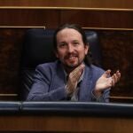 El vicepresidente segundo del Gobierno, Pablo Iglesias, aplaude durante el pleno del Congreso