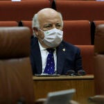 El consejero de Salud, Jesús Aguirre, protegido con mascarilla durante la sesión de control al Gobierno en el Parlamento