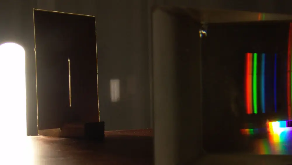 En esta imagen vemos el espectro de una bombilla de bajo consumo. A la izquierda podemos ver la propia bombilla, con una luz esencialmente blanca. A la derecha vemos esa luz dividida en los colores que la forman, y comprobamos que no están todos los colores. Sólo aparecen unas pocas líneas de color, que todas juntas forman un blanco bastante aceptable. El prisma que forma la parte derecha de la imagen convierte las diferencias de color en diferencias en el espacio, con los colores violetas más a la derecha y los colores rojos más a la izquierda. Por eso decimos que cuando el color de la luz es muy puro su línea es estrecha; cuando es una mezcla de colores similares, pero diferentes, decimos que su línea es ancha.