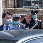 Giuseppe Conte saluda a su llegada este miércoles al Senado, donde su ministro de Justicia ha afrontado con éxito dos mociones de censura