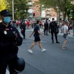 Agentes de la Policía Nacional montan guardia durante la manifestación en Moratalaz
